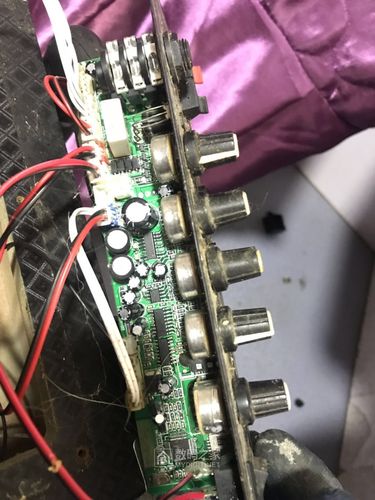 修理一个手拉杆音箱不能充电问题