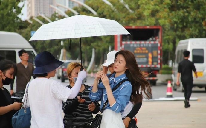 《泡沫之夏》最新路透 秦俊杰张雪迎电影院深情对视