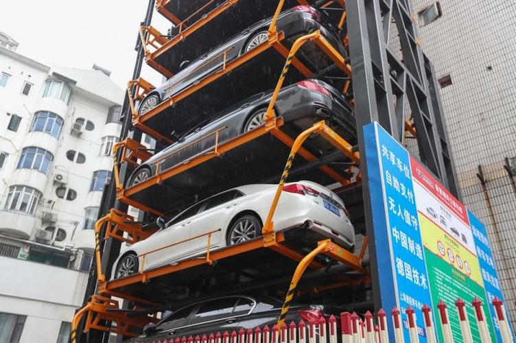 停车架上的汽车.