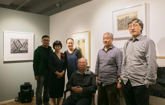 策展人康剑飞,董慧萍与参展艺术家伍必端,张桂林,李晓林合影