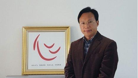 开心文化创始人 李元      初次见面,一进门,李先生便让我学习