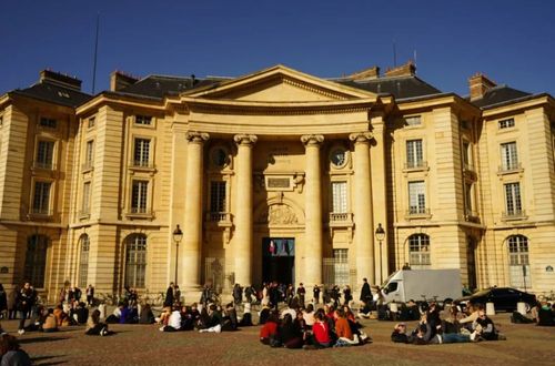 索邦大学,巴黎三大,巴黎大学(巴黎七大),巴黎十大的实力不用多说;外省