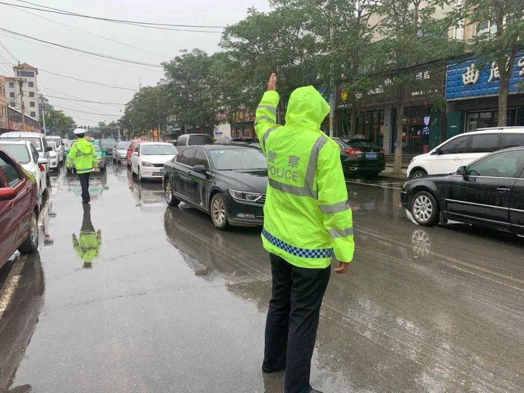 一线微观交警雨中执勤忙全力以赴保畅通