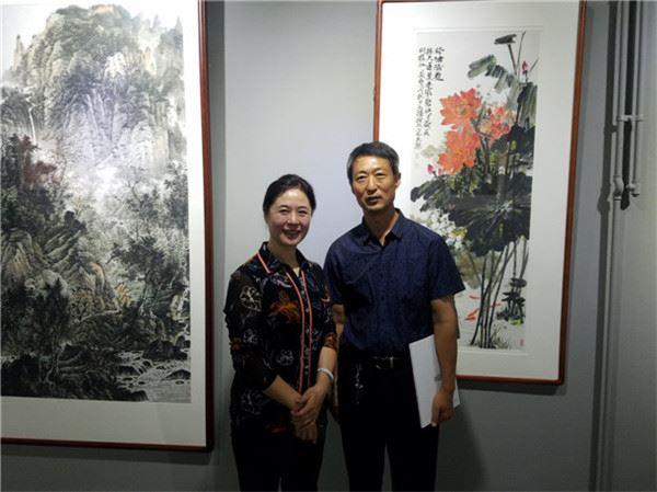 任丘市人大副主任刘颖茹女士与山水画家赵长锁老师合影