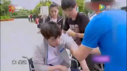 扒分饱|艺兴晕倒,鹿晗缺睡,为什么明星身体常被掏空?