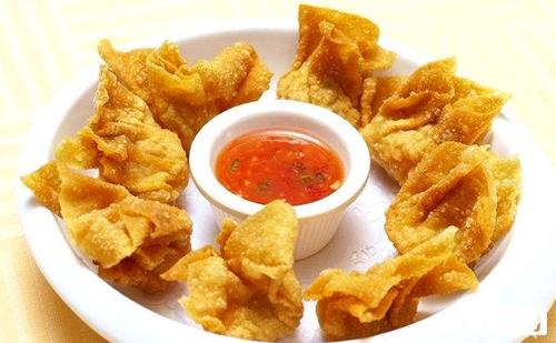 云吞的皮被炸成金黄色,口感上又酥又脆,味道特别香. 香脆奶油猪仔包