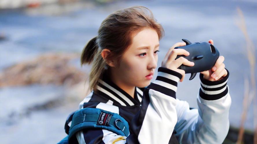 蔡徐坤13年评论张子枫的微博,网友:想不到他们两个居然认识!