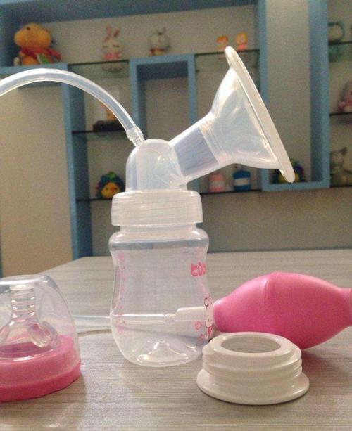 吸奶器使用注意事项1,不要把奶瓶装得太满,否则,乳汁会从泵身下溢出.