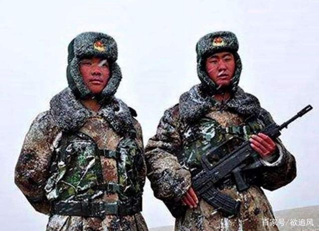 解放军两名士兵站岗时,为何只配一把枪?24年前血的教训太深刻