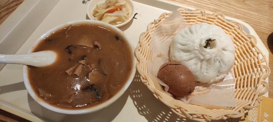 典型的河南早餐包子油条胡辣汤缺了油条