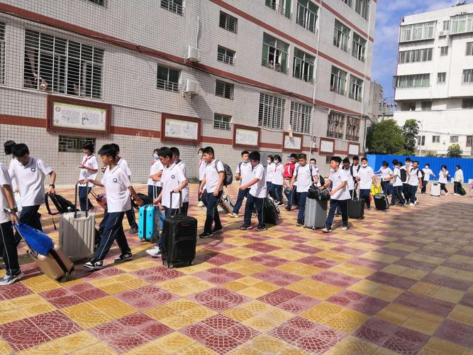历军训生活,磨钢铁意志—张坂中学初一社会实践纪录篇