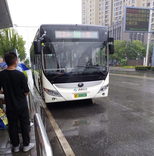 宇通e10全程运行64分钟到达市行政中心西游2路配中通新能源客车到达