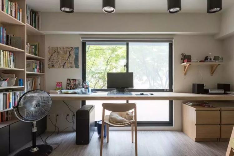 三,书桌居中对于面积更大的书房,也可以把书桌居中布置,为主人提供一