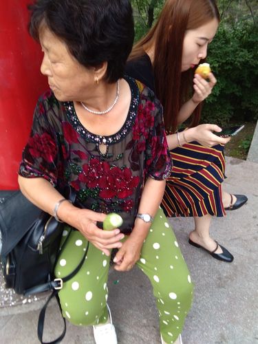 搞笑 偷拍 正经 的 为啥老太太喜欢这种 一群照片放在一起的 bgm可以