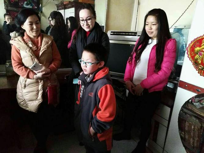 实小一年八班李炳冀等同学资助贫困学生孙浩明.