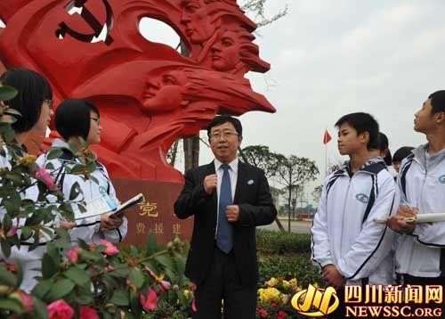 地震灾后重建中,该中学由原什邡雍城中学,什邡洛水中学,什邡云西中学