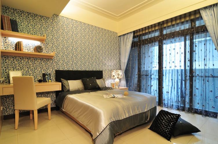 42平现代老屋翻修卧室壁纸衣柜装修效果图