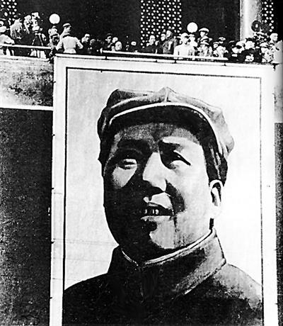 周令钊带领他的学生,助手陈若菊等,正站在高架子上绘制毛主席巨幅画像