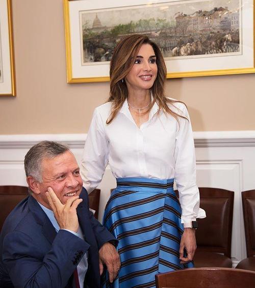 约旦王后拉尼娅的衬衫时尚最爱搭配半身裙骨子里的优雅