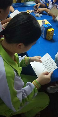 中学高二4班雷锋月慰问活动之特殊学校最后一个环节:写的是贺卡传达的