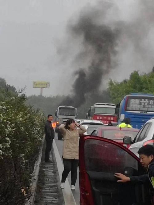 短时间内车辆通行困难 所幸几起交通事故都无人员伤亡