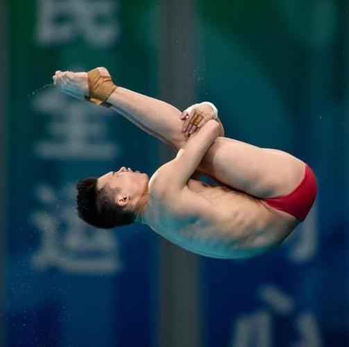 北京时间9月14日晚上,2021全运会跳水男子10米台决赛展开争夺,奥运会