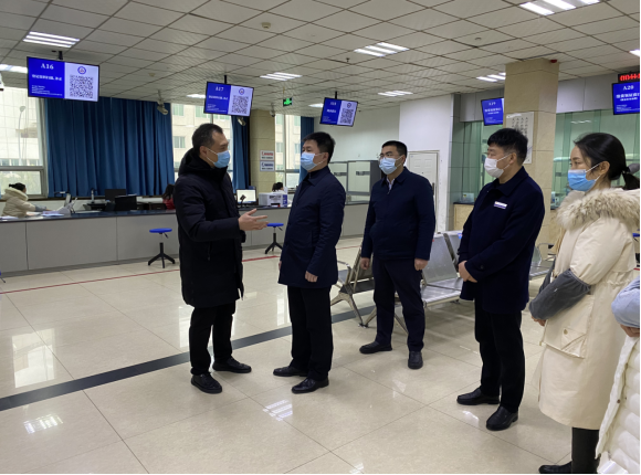 乐山市自然资源局党组书记局长金涛看望慰问市不动产登记中心窗口