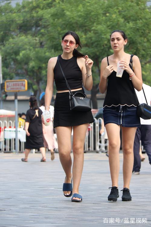 街拍北京,洋妞爱逛三里屯,算是入乡随俗了吧?