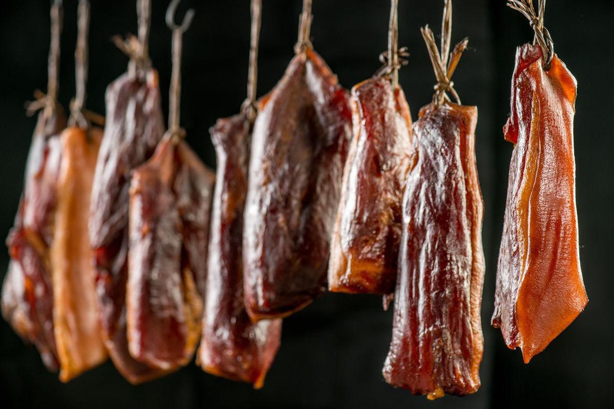 腌腊肉主要包括以畜禽肉或其可食内脏为原料,辅以食盐,酱料硝酸盐或亚