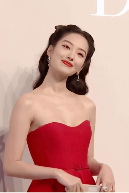 天仙刘亦菲也被溜肩折磨?看到刘诗诗倪妮的天鹅颈,只能望尘莫及