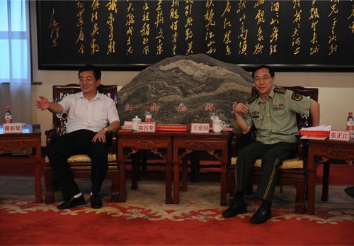 武警山东省总队政治委员,大校王爱国(右)等领导汇报了自己坚持20年如