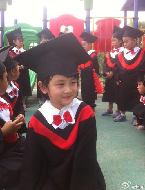 森碟幼儿园毕业穿小小学士服有模有样