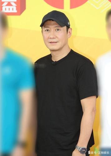 52岁黎明近照曝光,当爸后的他身材轻微发福,略显苍老