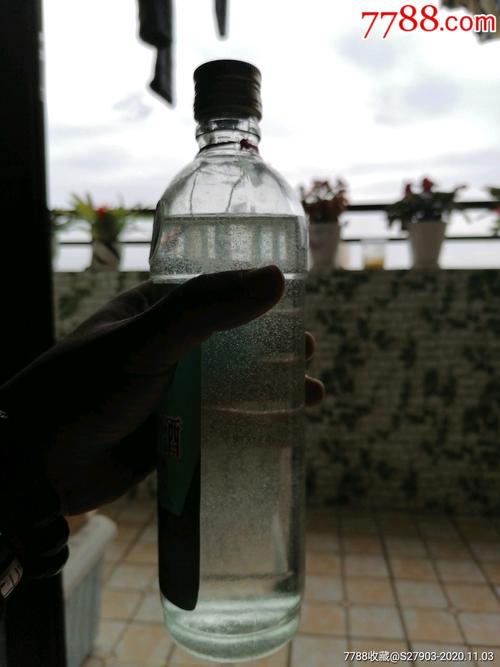 1995年鸭溪窖酒(少见圆柱形瓶带原盒38度500毫升)