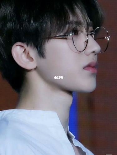 蔡徐坤戴眼镜太帅了,爱了爱了._蔡徐坤_眼镜_潮流_穿