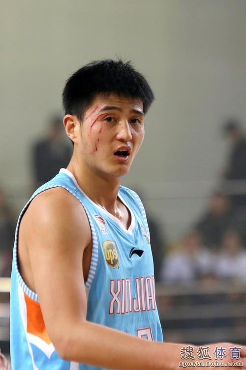 高清:天津战新疆俞长栋面部受伤 硬汉不下火线