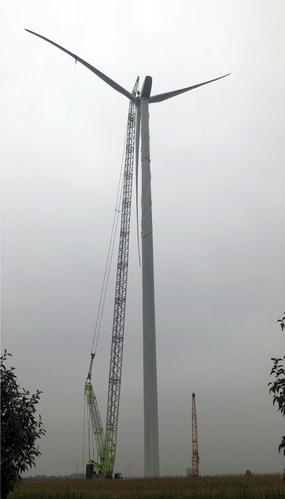 新能源电力有限公司epc承建的鹿邑县100mw风电项目首台风机吊装完成