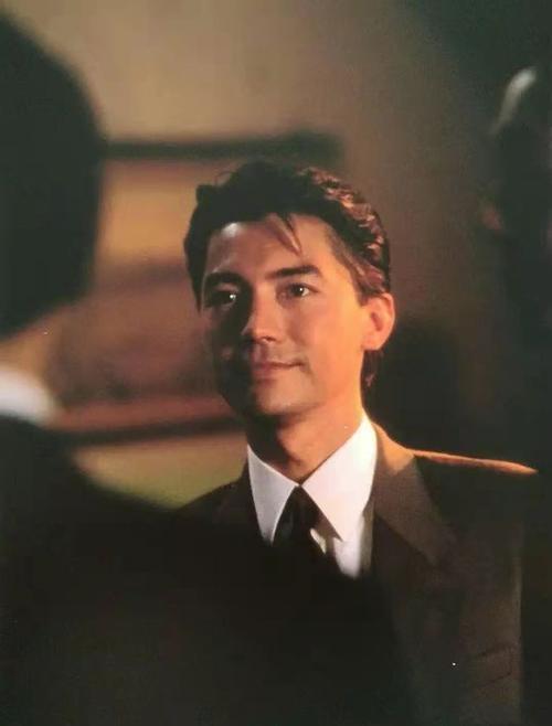 尊龙年轻时真绝穿西服叠穿马甲英俊帅气梳大背头显得骨相真美