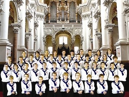 合唱团拥有非凡的表演能力,他们经常与著名乐团合作,例如:维也纳