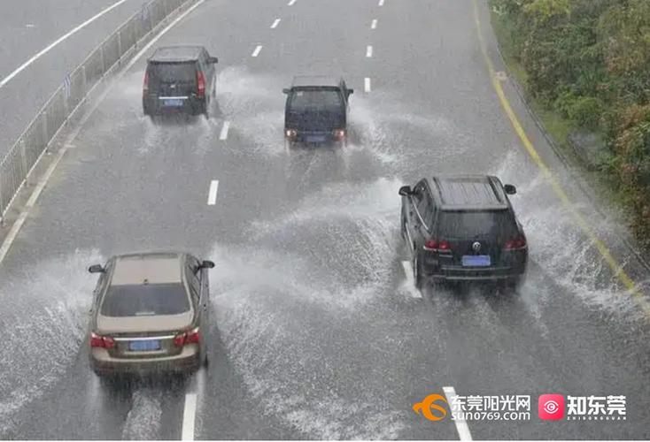 (6)保持车距:天雨路滑,跟车行驶中,要适当增加车距.