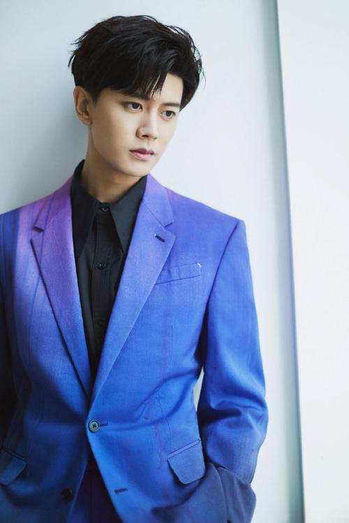 任嘉伦渐变紫西装造型##任嘉伦国庆晚会渐变紫西装