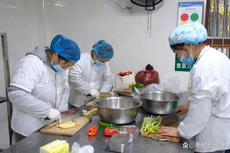 江苏省海安市局直幼儿园大厨厨艺展示活动在市长江路幼儿园举行