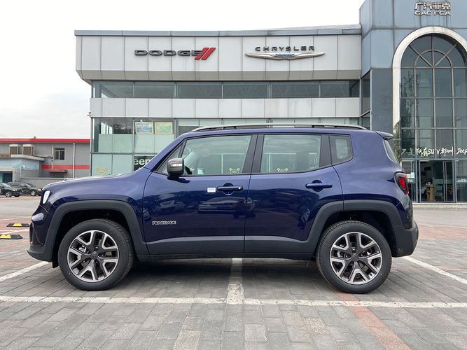 2020款jeep自由侠到店实拍!1.3t四驱精英版星辰蓝色