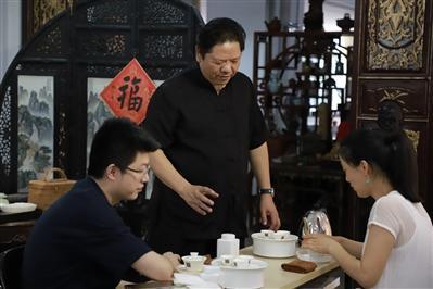 叶汉钟指导学员学习潮州工夫茶艺冲泡技艺.