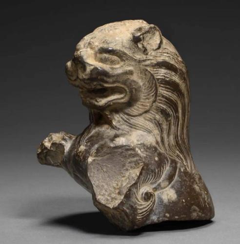 唐代的狮子造型逐渐定型化.狮子石雕多呈蹲坐式,外形呈三角形构图.