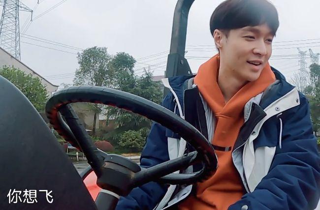 《向往5》张艺兴学开拖拉机,因速度太快被教练调侃:你