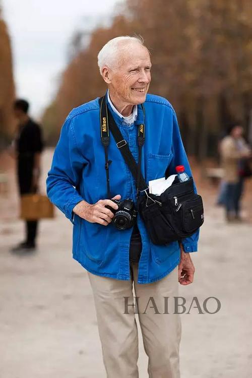 爱看街拍的人都知道有个已逝摄影师名叫bill cunningham,他一头银发