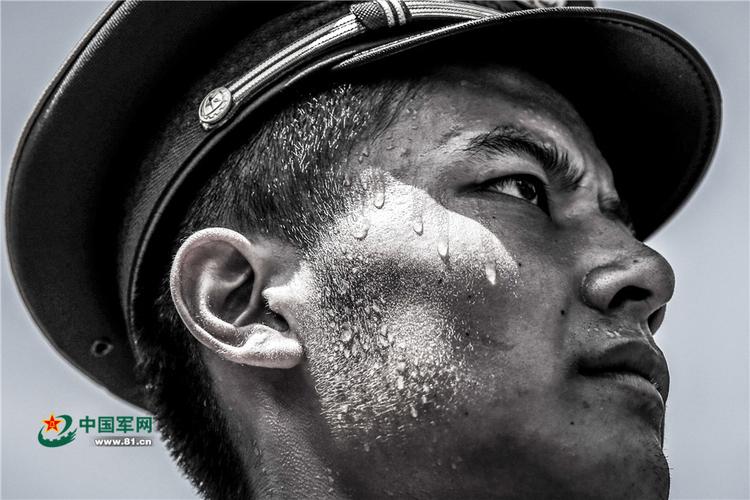 目光如炬,汗水铸就忠诚卫士的铮铮铁骨. 殷福军 摄