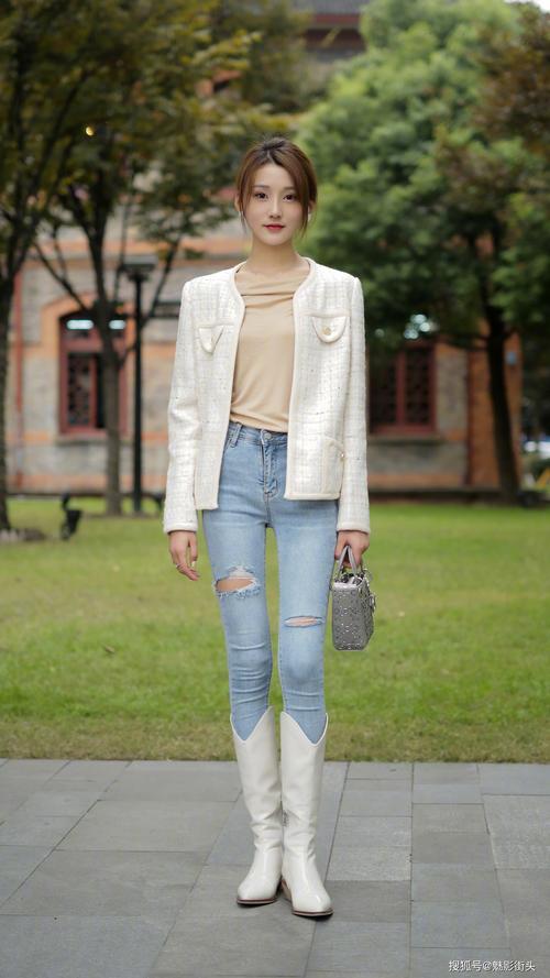 美女用白色高筒靴搭配出现代感,时髦又好看