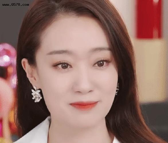 35岁张小斐和薇娅同框直播,失去电影滤镜后,颜值高低一眼便知